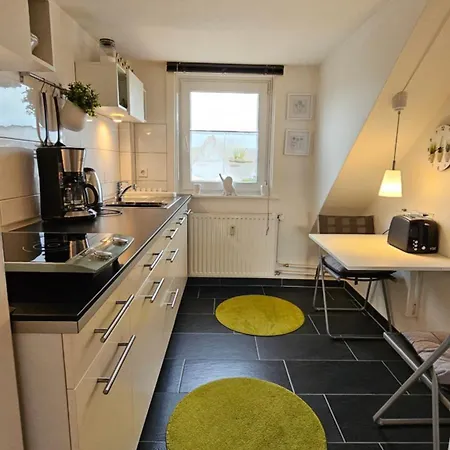 Ferienwohnung In Zentraler Und Ruhiger Lage Mit Balkon, Fusslaeufig Zur Innenstadt Hamelin Exterior photo