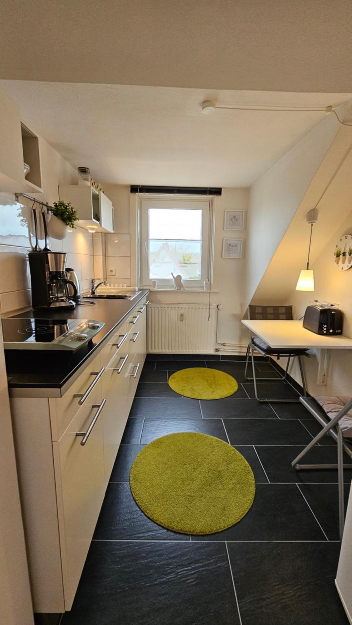 In Zentraler Und Ruhiger Lage Mit Balkon, Fusslaeufig Zur Innenstadt Apartment *