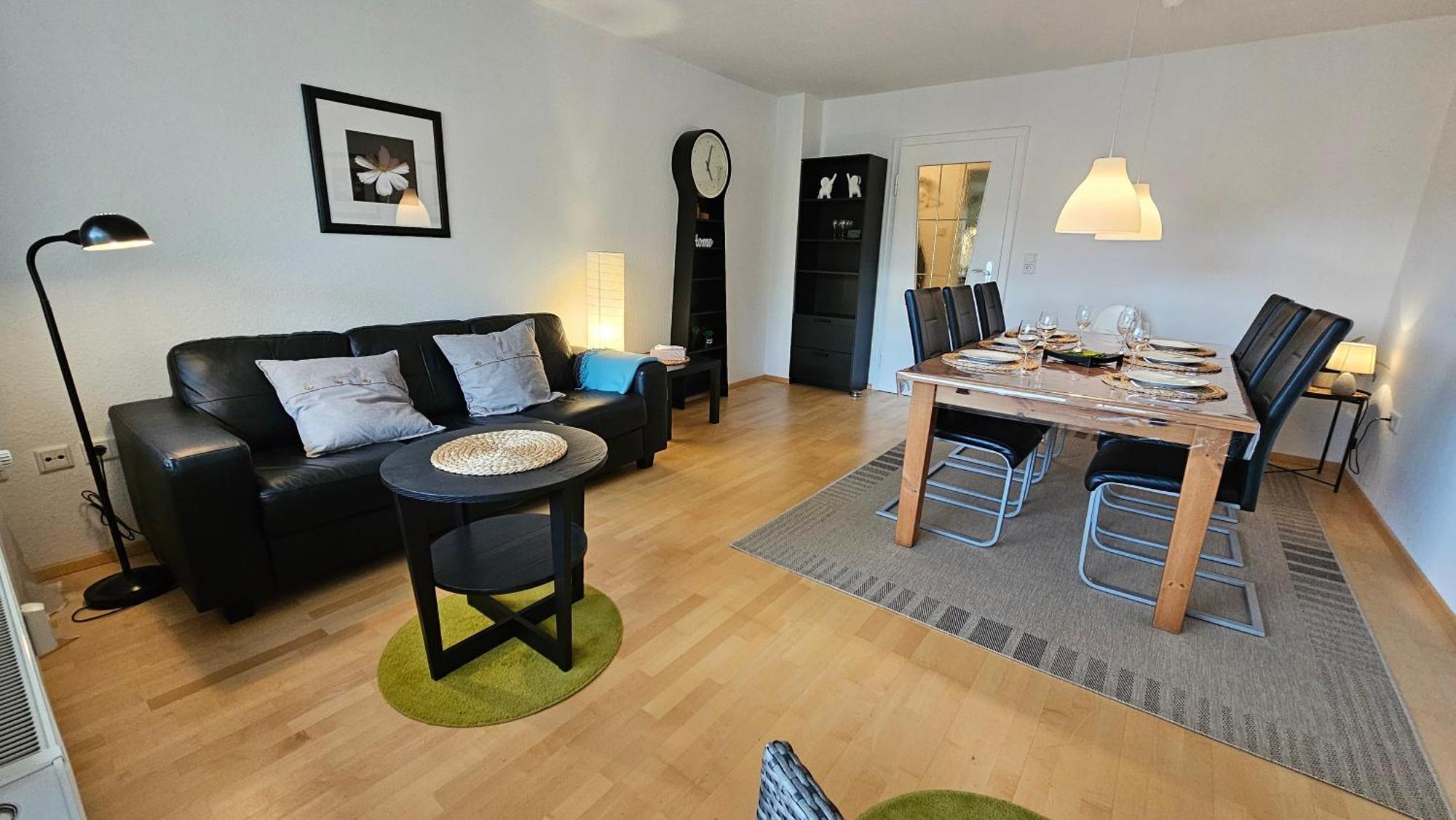 In Zentraler Und Ruhiger Lage Mit Balkon, Fusslaeufig Zur Innenstadt Apartment